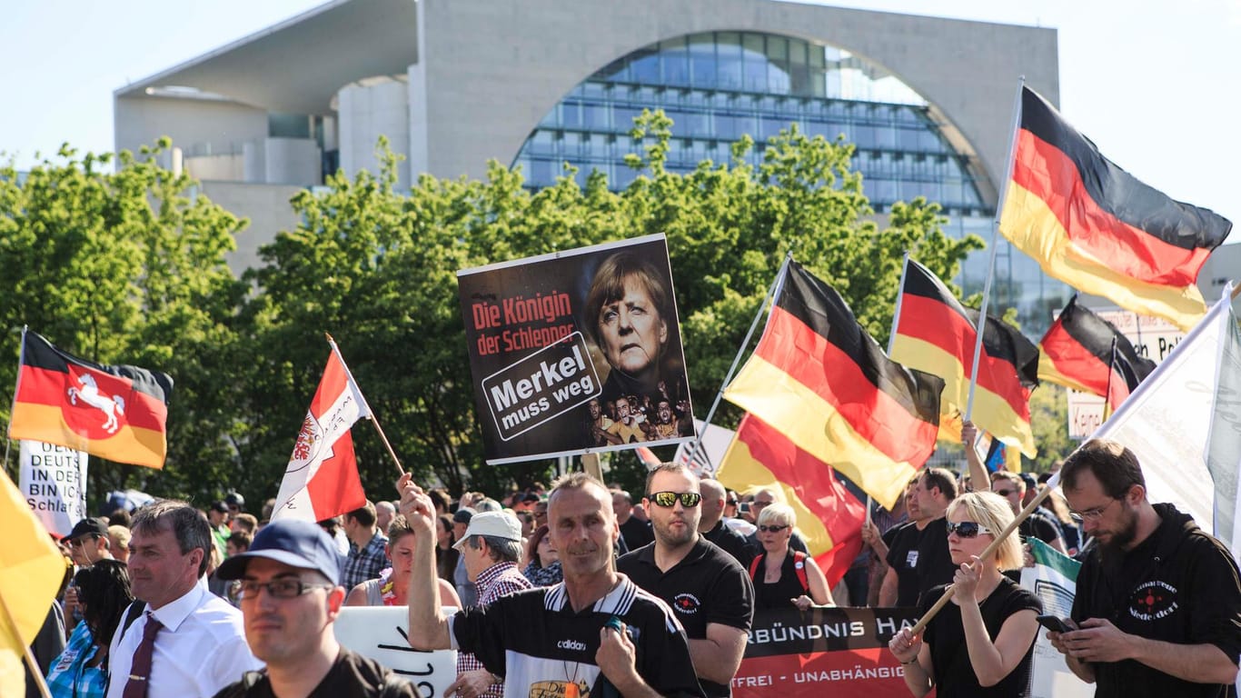 Extrem rechte Demonstranten im Mai 2016 vor dem Kanzleramt: Merkels Gegner wollten eine Entschuldigung dafür, dass sie die Grenzen nicht gewaltsam geschlossen hatte. Sie entschuldigte sich nicht.