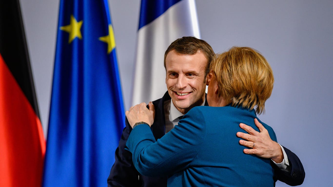 Merkel und Frankreichs Präsident Emmanuel Macron umarmen sich in Aachen: Der neue Freundschaftsvertrag ist ein kühnes Projekt.