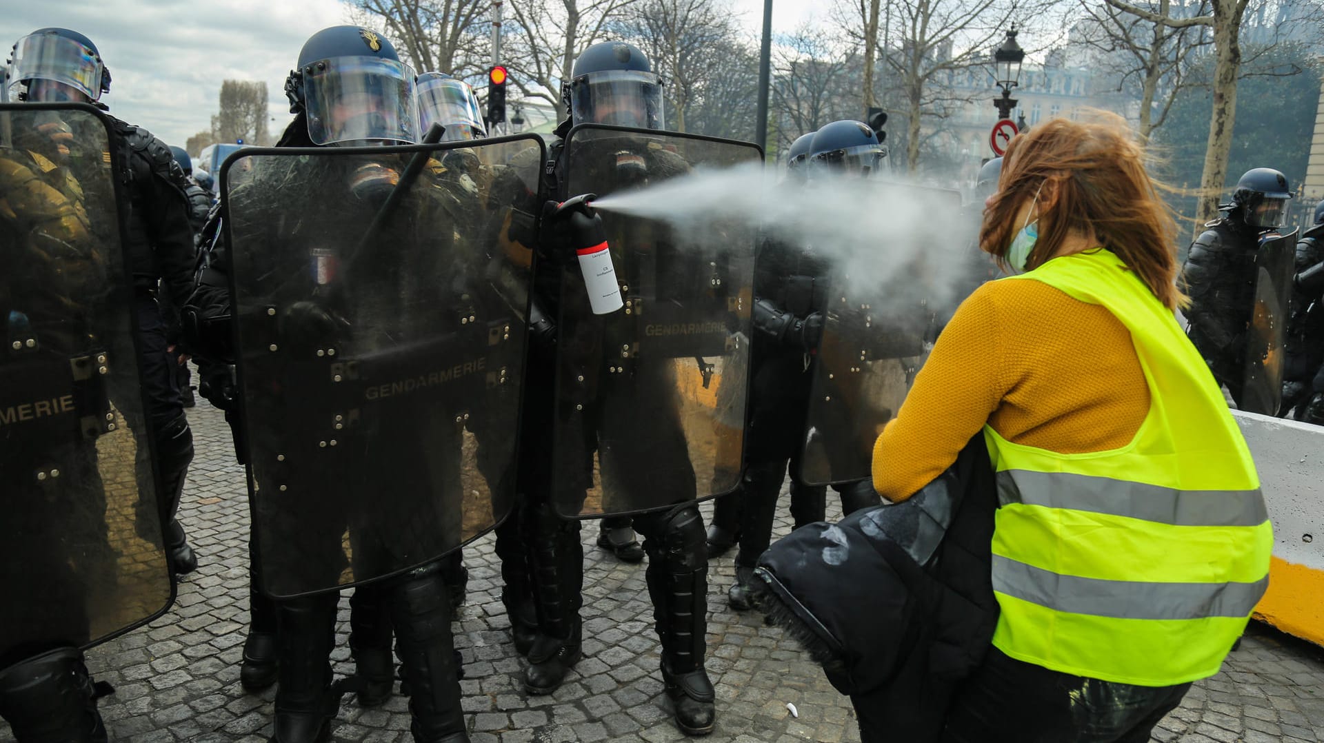Französische Polizisten verwenden Pfefferspray gegen eine Demonstrantin (Archivbild): In Paris sind Gelbwesten-Demos am Samstag an mehreren Orten verboten. Französische Polizisten verwenden Pfefferspray gegen eine Demonstrantin (Archivbild): In Paris sind Gelbwesten-Demos am Samstag an mehreren Orten verboten.