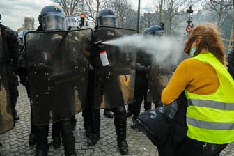Französische Polizisten verwenden Pfefferspray gegen eine Demonstrantin (Archivbild): In Paris sind Gelbwesten-Demos am Samstag an mehreren Orten verboten.