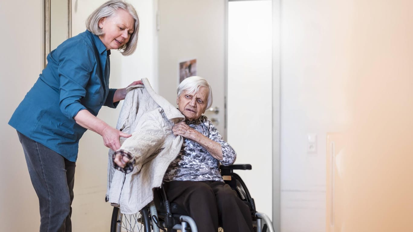 Pflegekraft und ältere Dame: Angehörige können mithilfe der Verhinderungspflege kurzfristig an geschultes Personal übergeben.