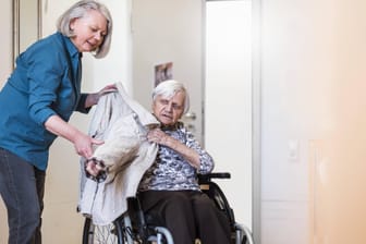 Pflegekraft und ältere Dame: Angehörige können mithilfe der Verhinderungspflege kurzfristig an geschultes Personal übergeben.