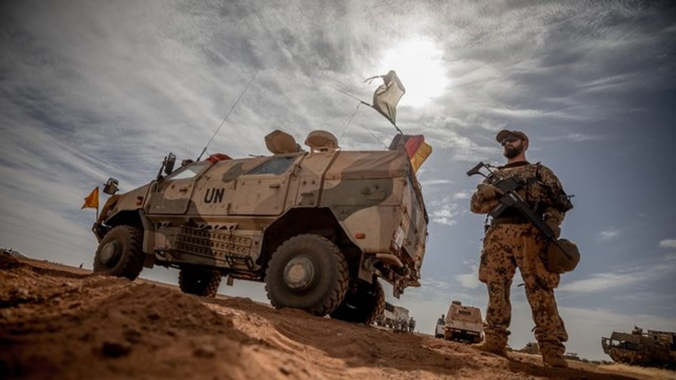 Teurer Auslandseinsatz: Ein Soldat der Bundeswehr unweit des Stützpunktes in Gao im Norden Malis.