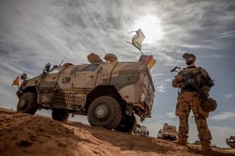 Teurer Auslandseinsatz: Ein Soldat der Bundeswehr unweit des Stützpunktes in Gao im Norden Malis.