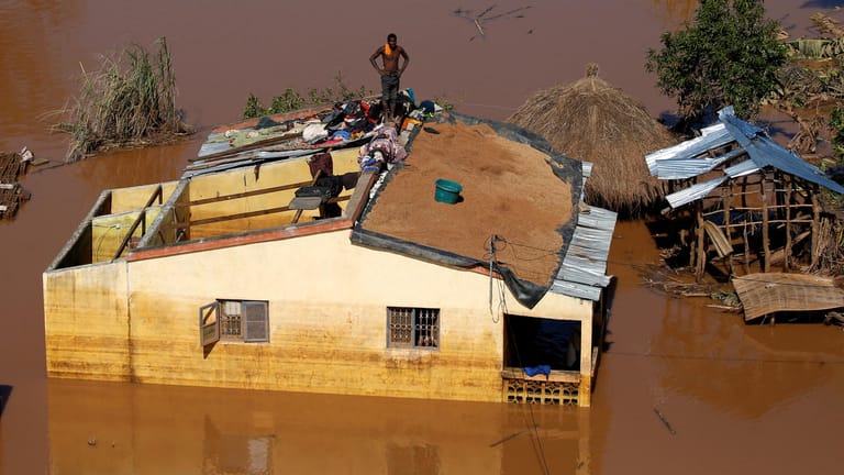 Daramtische Szenen in Buzi nach dem Zyklon "Idai": Menschen retten sich vor den Fluten auf Hausdächer oder Bäume.