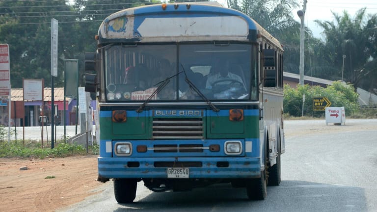 Ein Bus in den Straßen Ghanas: Mindestens 60 Menschen sind bei einem Busunglück ums Leben gekommen. (Archivbild)