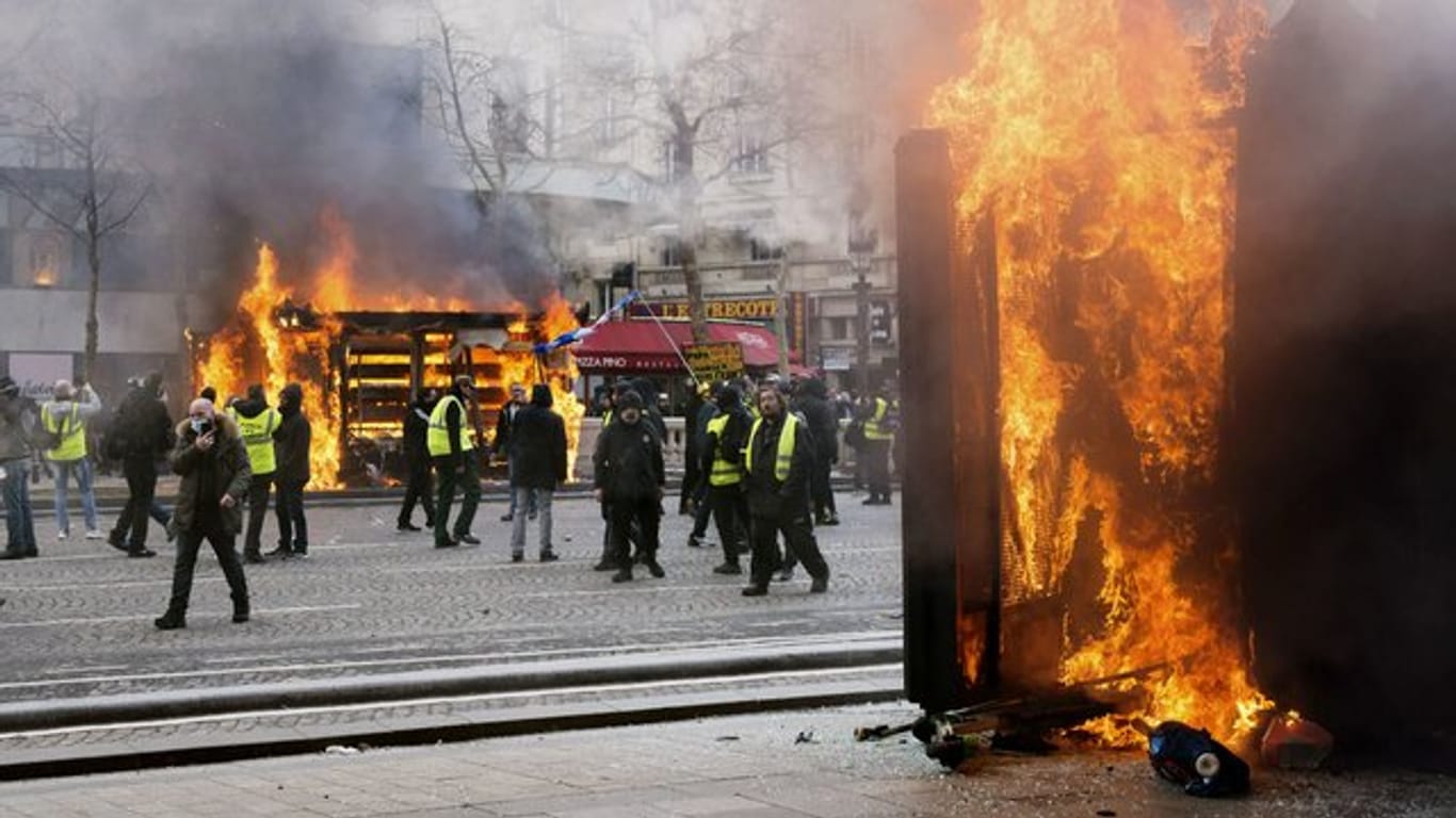 Vor einer Woche waren bei "Gelbwesten"-Demonstrationen rund um den Prachtboulevard Champs-Élysées Läden geplündert, Restaurants demoliert und Autos angezündet worden.