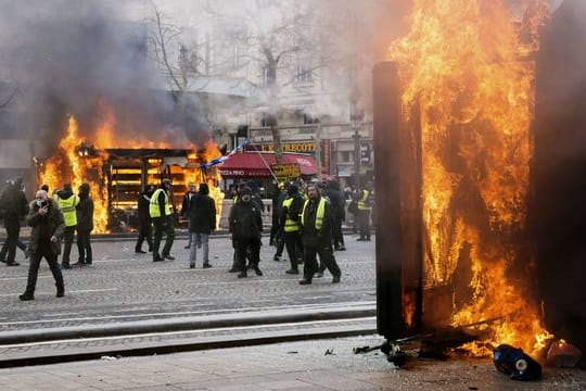 Vor einer Woche waren bei "Gelbwesten"-Demonstrationen rund um den Prachtboulevard Champs-Élysées Läden geplündert, Restaurants demoliert und Autos angezündet worden.