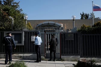 Das russische Konsulat in Athen: Linksextreme haben offenbar eine Handgranate auf das Gebäude geworfen.