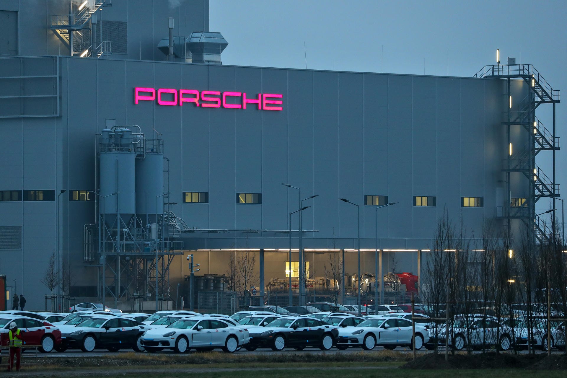 Porschewerk in Leipzig: Nach Problemen bei Tests, schaut sich das Unternehmen neben dem 911er noch weitere Autos genauer an.