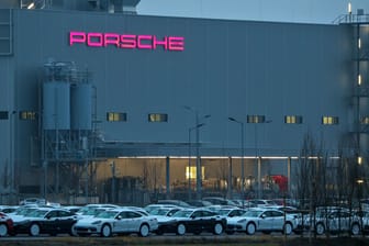 Porschewerk in Leipzig: Nach Problemen bei Tests, schaut sich das Unternehmen neben dem 911er noch weitere Autos genauer an.