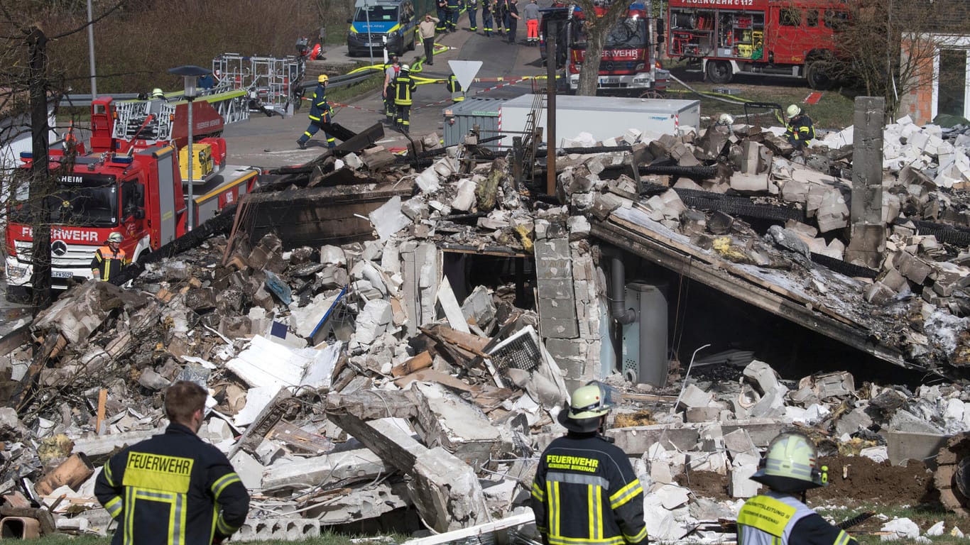 Birkenau: Rettungskräfte von Feuerwehr und technischem Hlfswerk (THW) stehen vor den Trümmern eines Wohnhauses in einem Ortsteil von Birkenau in Südhessen. Das Haus war am Morgen explodiert und wurde bis auf die Grundmauern zerstört.