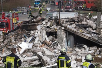 Birkenau: Rettungskräfte von Feuerwehr und technischem Hlfswerk (THW) stehen vor den Trümmern eines Wohnhauses in einem Ortsteil von Birkenau in Südhessen. Das Haus war am Morgen explodiert und wurde bis auf die Grundmauern zerstört.