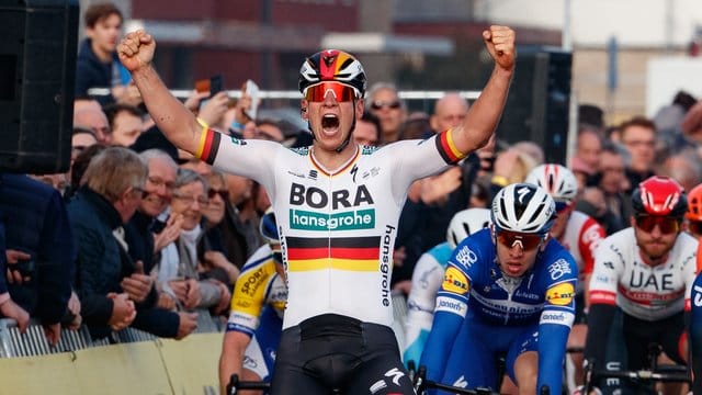 Pascal Ackermann jubelt über seinen Sieg bei Bredene-Koksijde.