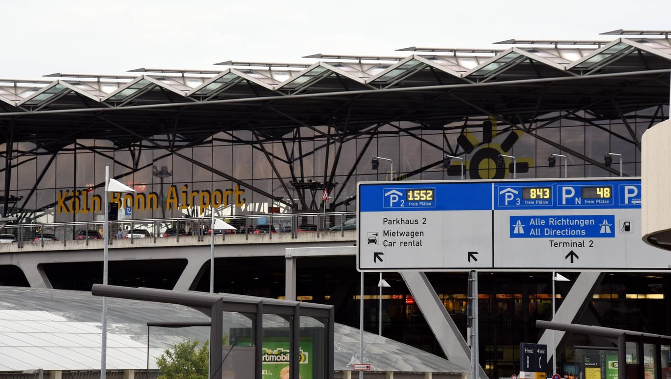 Parkleitsystem am Flughafen Köln/Bonn: Neue Schranken stellten einige Autofahrer vor eine Herausforderung.