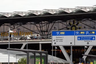 Parkleitsystem am Flughafen Köln/Bonn: Neue Schranken stellten einige Autofahrer vor eine Herausforderung.