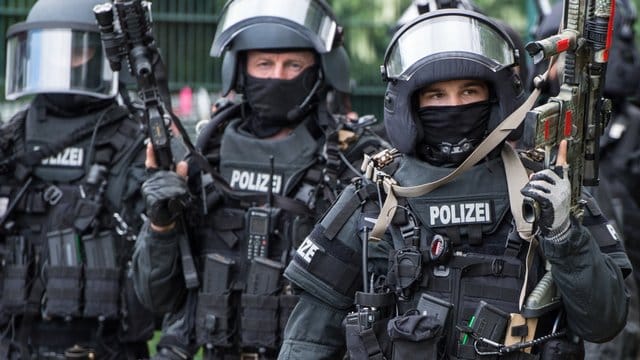 Antiterror-Übung eines Spezialeinsatzkommandos der Frankfurter Polizei. Antiterror-Übung eines Spezialeinsatzkommandos der Frankfurter Polizei.