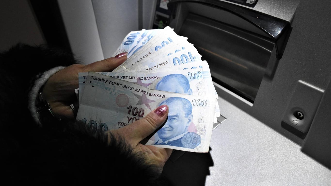 Eine Frau hält Lira-Banknoten in den Händen: Die türkische Währung verliert massiv an Wert.