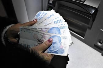 Eine Frau hält Lira-Banknoten in den Händen: Die türkische Währung verliert massiv an Wert.