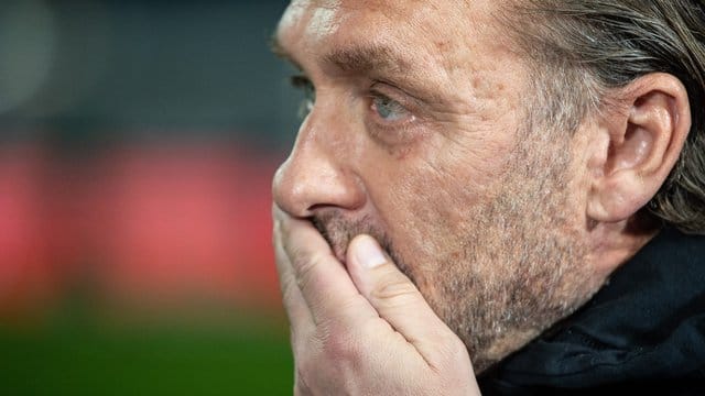 Blamierte sich mit seinem Team in Bielefeld: Hannover-Coach Thomas Doll. Blamierte sich mit seinem Team in Bielefeld: Hannover-Coach Thomas Doll.