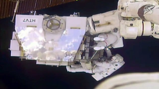 Screenshot aus einem Livestream der Nasa: Die Astronauten Anne McClain und Nick Hague bei ihrem Außeneinsatz an der ISS. Screenshot aus einem Livestream der Nasa: Die Astronauten Anne McClain und Nick Hague bei ihrem Außeneinsatz an der ISS.