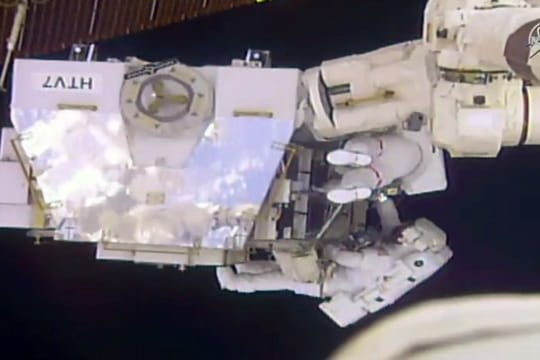 Screenshot aus einem Livestream der Nasa: Die Astronauten Anne McClain und Nick Hague bei ihrem Außeneinsatz an der ISS.