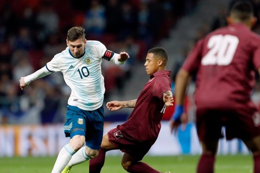 Superstad Lionel Messi (l) wird von Venezuelas Darwin Marchis gebremst.