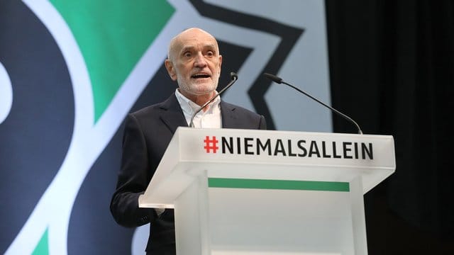 Martin Kind hält auf der Mitgliederversammlung eine Rede. Martin Kind hält auf der Mitgliederversammlung eine Rede.