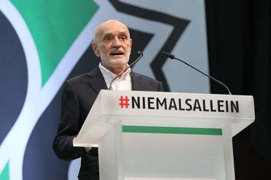 Martin Kind hält auf der Mitgliederversammlung eine Rede.