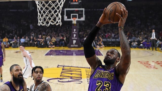 Eigentlich unvorstellbar: Die NBA-Playoffs werden ohne LeBron James (r) stattfinden. Eigentlich unvorstellbar: Die NBA-Playoffs werden ohne LeBron James (r) stattfinden.