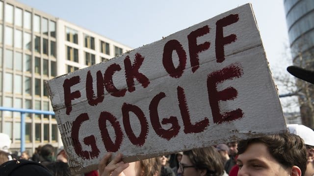 Die Debatte zieht sich quer durch die Regierungskoalition - und spaltet auch die Internet-Nutzer. Die Debatte zieht sich quer durch die Regierungskoalition - und spaltet auch die Internet-Nutzer.