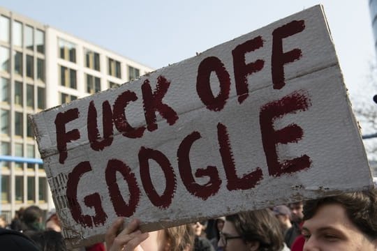 Die Debatte zieht sich quer durch die Regierungskoalition - und spaltet auch die Internet-Nutzer.