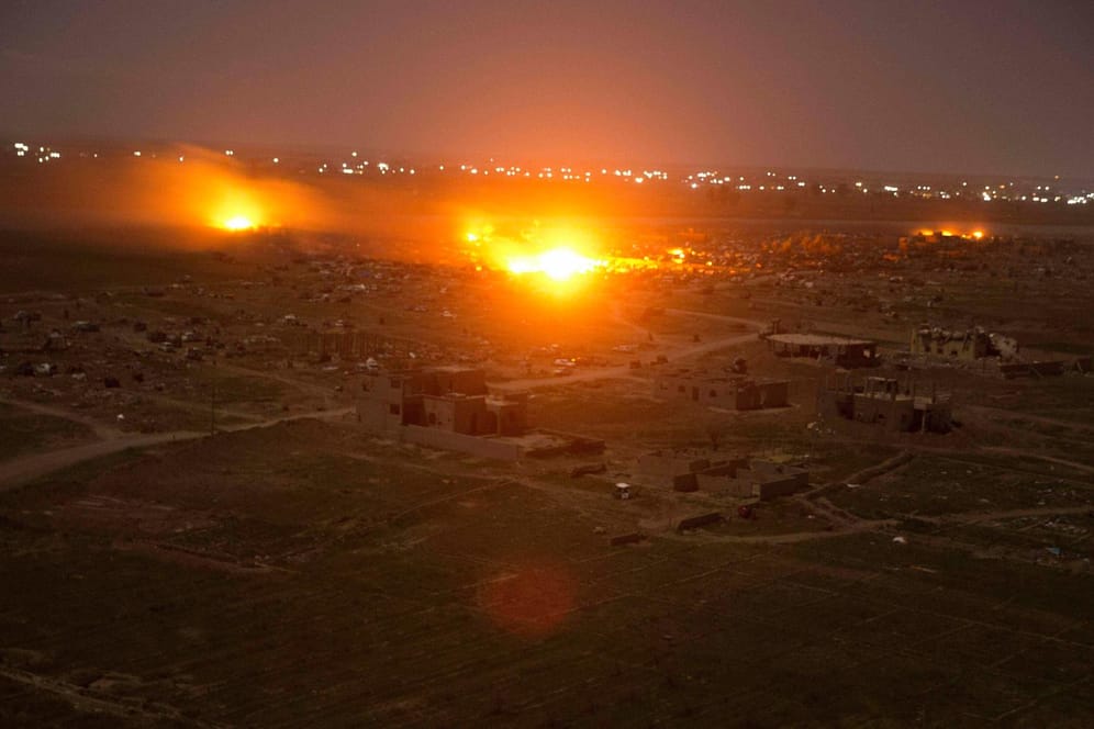 Brennende Stellungen der Terrormiliz "Islamischer Staat" in Baghus: Kurdische Truppen haben den syrischen Ort zurückerobert.