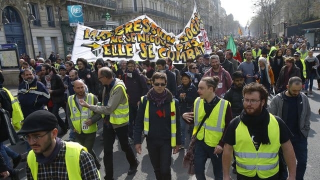 "Gelbwesten" versammeln sich zu einer Kundgebung in Paris.