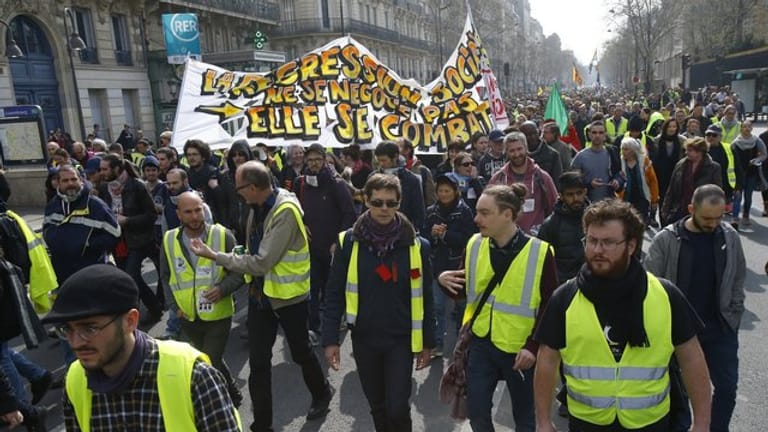 "Gelbwesten" versammeln sich zu einer Kundgebung in Paris.