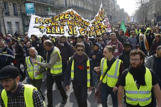 "Gelbwesten" versammeln sich zu einer Kundgebung in Paris.