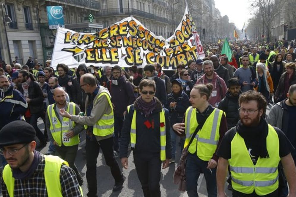 "Gelbwesten" versammeln sich zu einer Kundgebung in Paris.