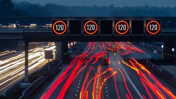 Wegen steigender Unfallzahlen: Die Autobahn 8 soll auf der Strecke zwischen München und Ulm variable Tempolimits bekommen. (Symbolbild)