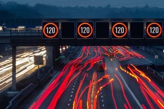 Wegen steigender Unfallzahlen: Die Autobahn 8 soll auf der Strecke zwischen München und Ulm variable Tempolimits bekommen. (Symbolbild)