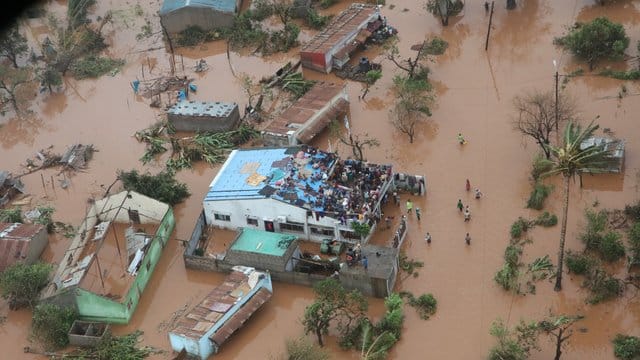 Die von Zyklon "Idai" ausgelösten Überschwemmungen haben in Mosambik ganze Landstriche unter Wasser gesetzt. Die von Zyklon "Idai" ausgelösten Überschwemmungen haben in Mosambik ganze Landstriche unter Wasser gesetzt.