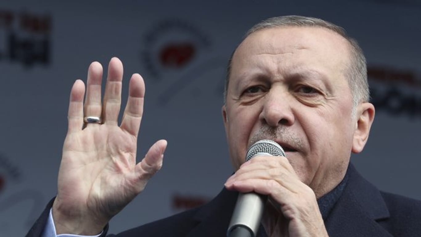 Seit dem Putschversuch greift der türkische Präsident Erdogan hart gegen angebliche Staatsfeinde und Regierungskritiker durch.