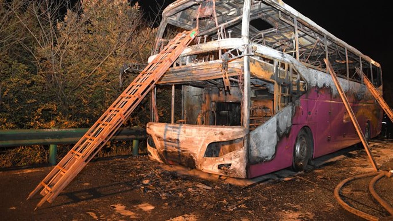 Todesfalle: der ausgebrannte Reisebus bei Changde in der Provinz Hunan.
