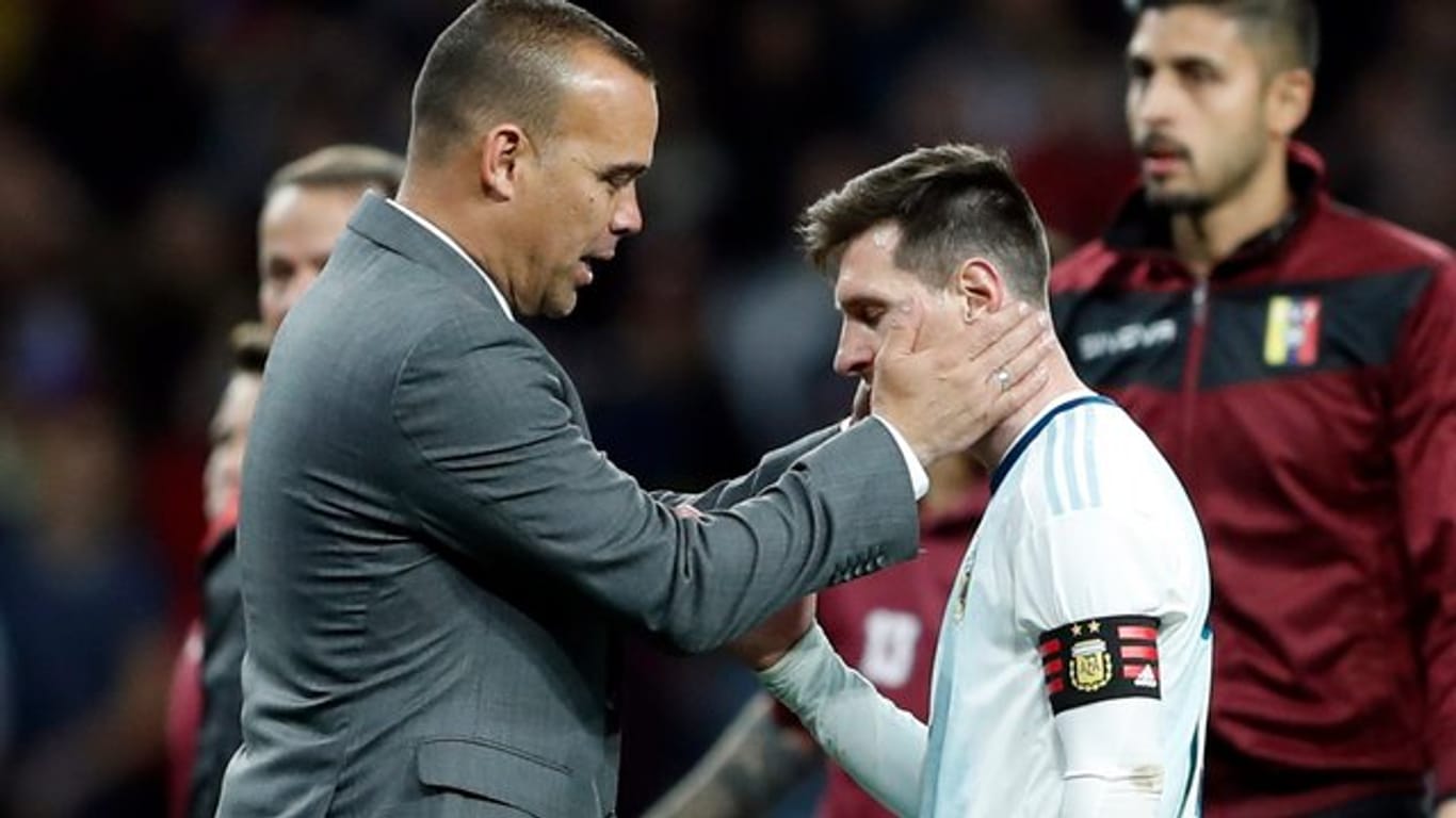 Venezuelas Trainer Rafael Dudamel (l) tröstet Lionel Messi nach der Niederlage der Argentinier.