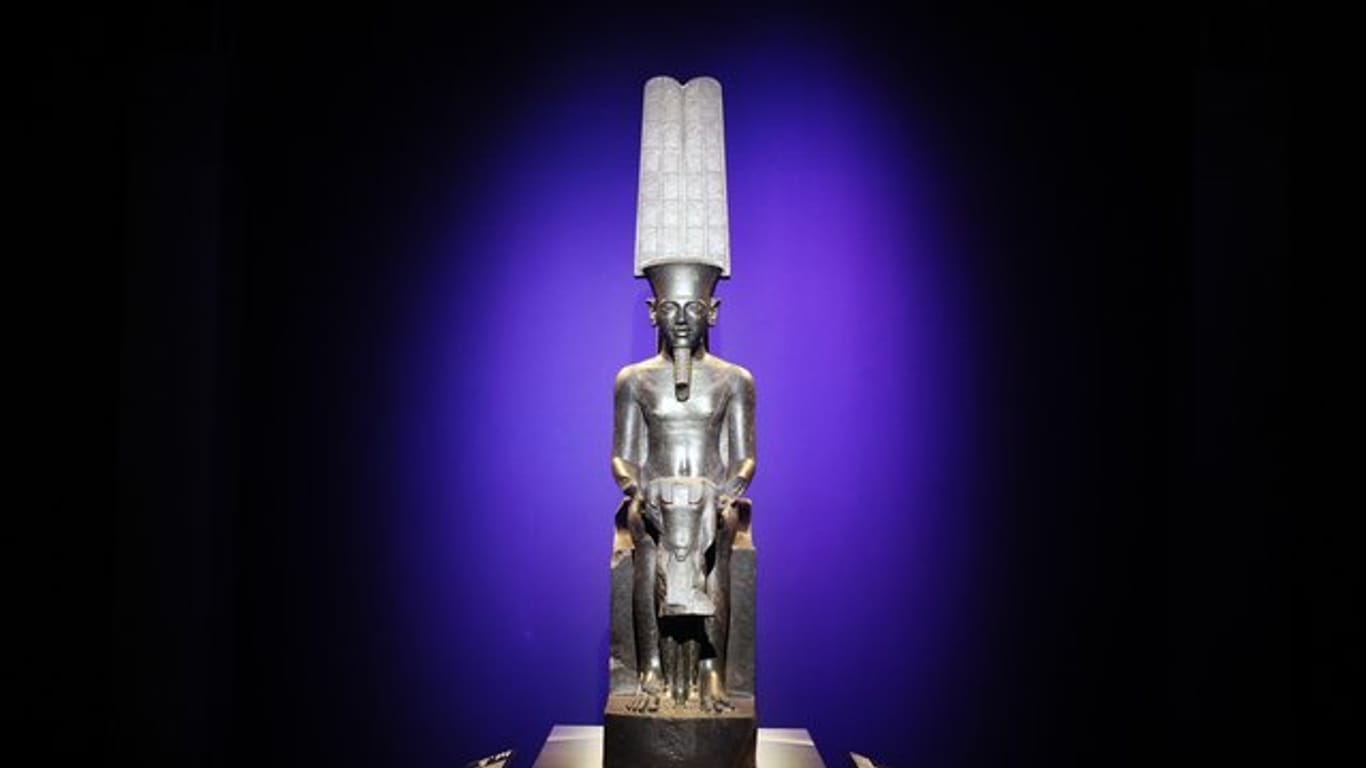 Die Statue "Der Gott Amun beschützt Tutanchamun" wird im Rahmen der Ausstellung "Tutanchamun, der Schatz des Pharaos" in der Grande Halle de La Villette gezeigt.
