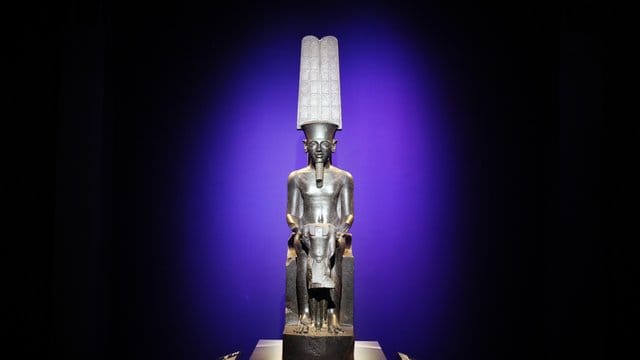 Die Statue "Der Gott Amun beschützt Tutanchamun" wird im Rahmen der Ausstellung "Tutanchamun, der Schatz des Pharaos" in der Grande Halle de La Villette gezeigt. Die Statue "Der Gott Amun beschützt Tutanchamun" wird im Rahmen der Ausstellung "Tutanchamun, der Schatz des Pharaos" in der Grande Halle de La Villette gezeigt.