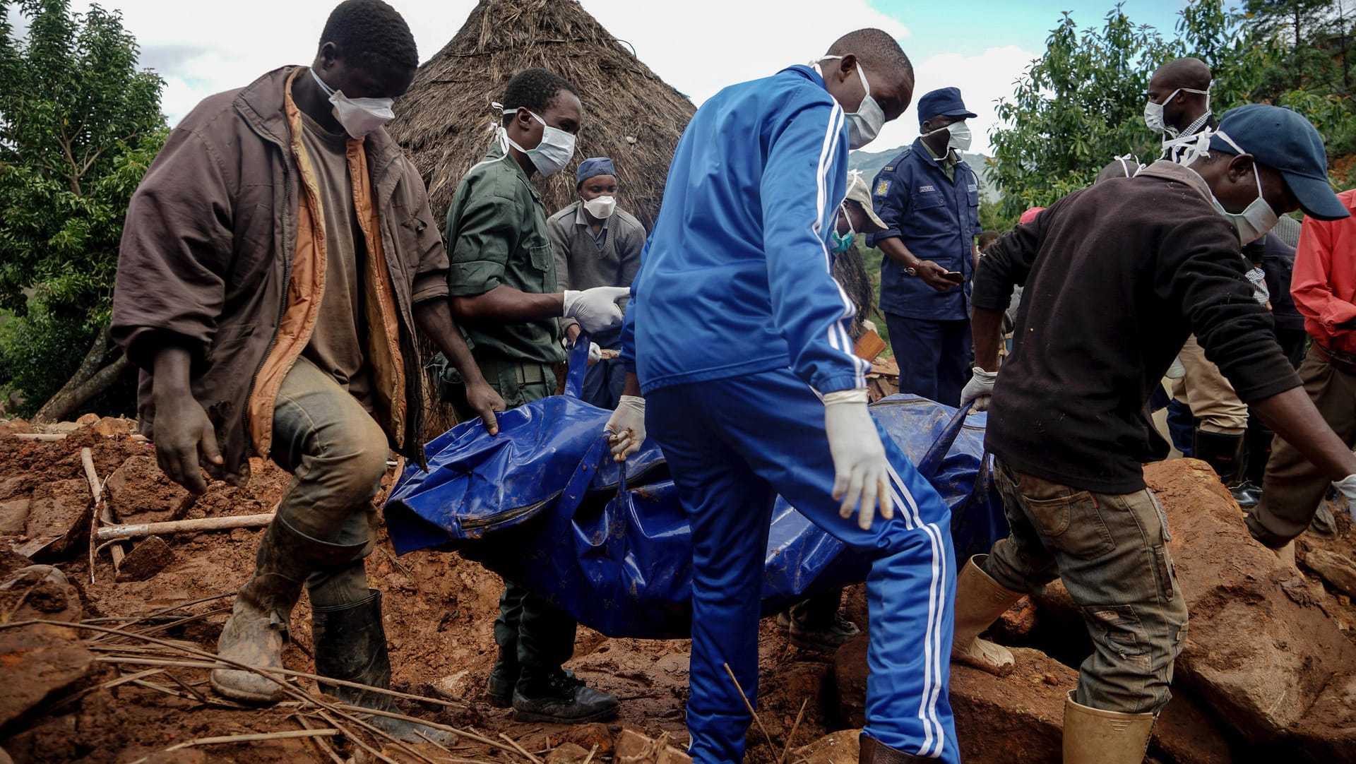 Chimanimani, Simbabwe: Helfer bergen die Leiche eines 17-Jährigen, der in einer Schlammlawine infolge von Zyklon "Idai" ums Leben gekommen ist. Chimanimani, Simbabwe: Helfer bergen die Leiche eines 17-Jährigen, der in einer Schlammlawine infolge von Zyklon "Idai" ums Leben gekommen ist.