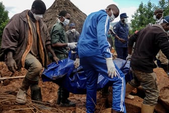 Chimanimani, Simbabwe: Helfer bergen die Leiche eines 17-Jährigen, der in einer Schlammlawine infolge von Zyklon "Idai" ums Leben gekommen ist.