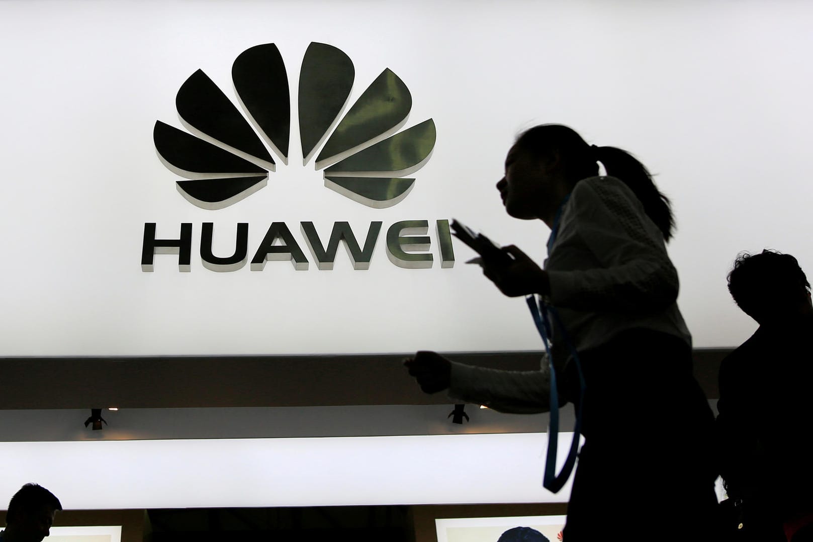 Das Logo von Huawei (Symbolbild): Die USA fordern von europäischen Staaten, auf Technik des Konzerns zu verzichten.