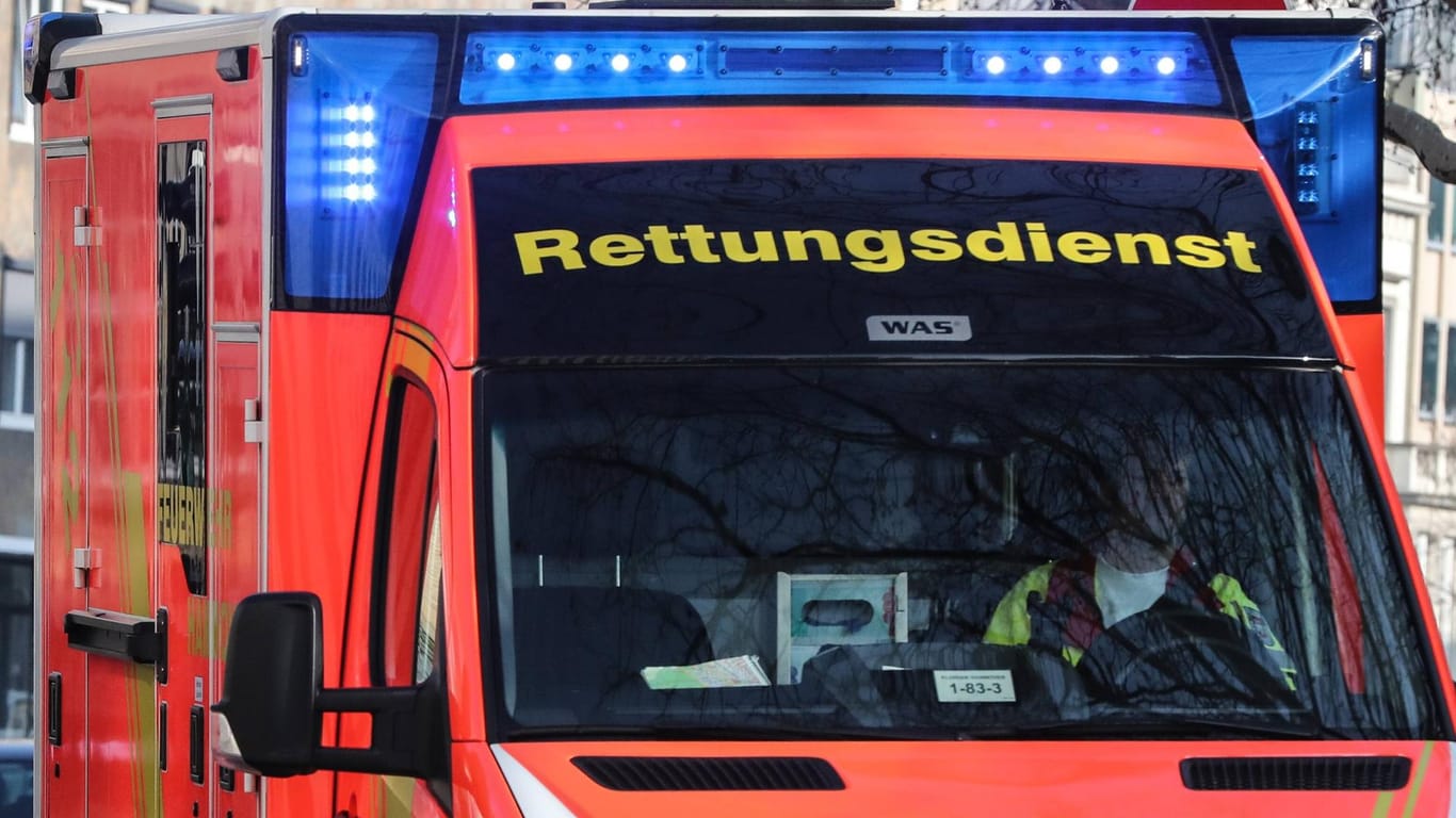 Rettungswagen im Einsatz: Für einen 54-Jährigen kam jede Hilfe zu spät. (Symbolbild)