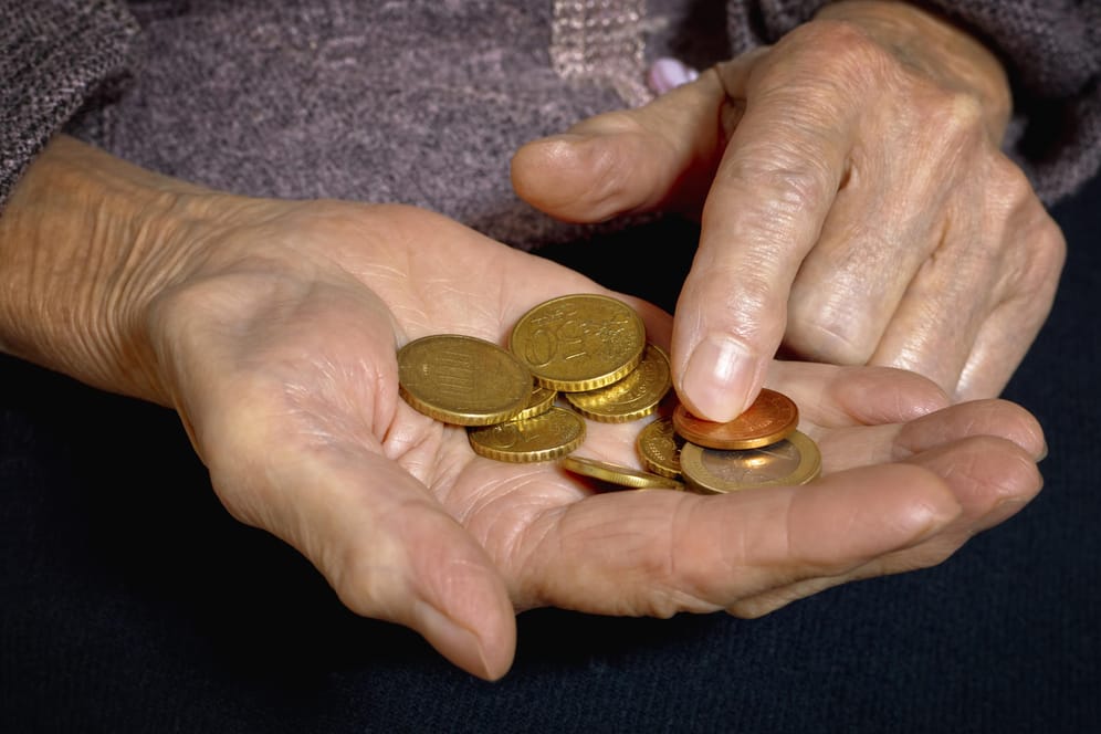 Zählen von Kleingeld: Das Geld im Alter wird knapp. Die Grundrente soll für einen Teil der Rentner Abhilfe schaffen.